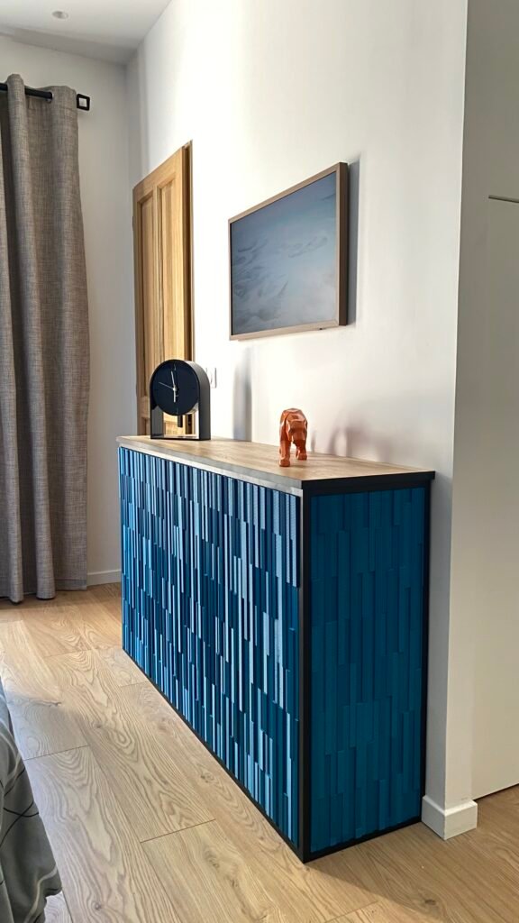 Meuble sur mesure à façade en lamelles bleues aspect peint et plateau bois, dans une chambre