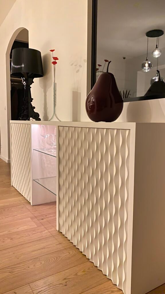 Meuble blanc sur mesure à façade ondulée et vitrine éclairée avec étagères en verre