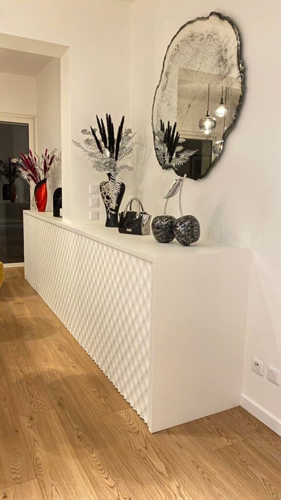 Longue enfilade blanche sur mesure à façade ondulée en relief, fabriquée en atelier par SAPEF
